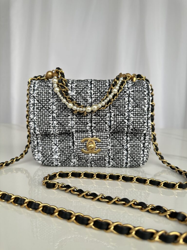 シャネル「Chanel」クラシック フラップ パールデコレーション ショルダーバッグ