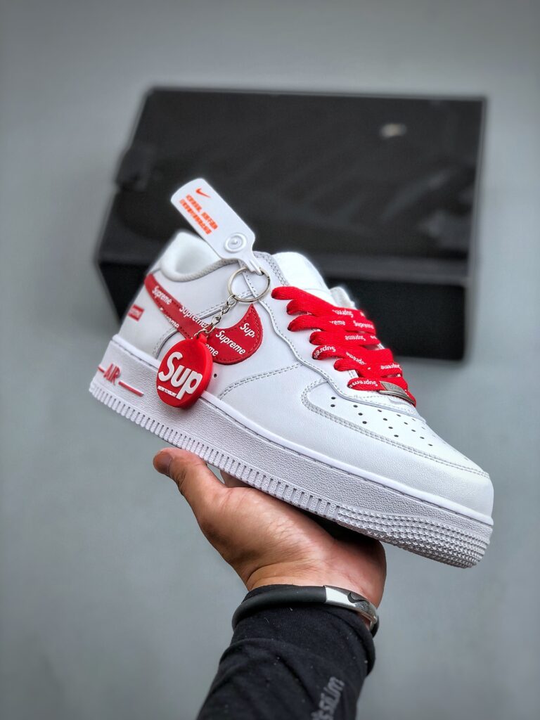 ナイキ エア フォース 1 トレンドスニーカー「Supreme 限定コラボモデル」