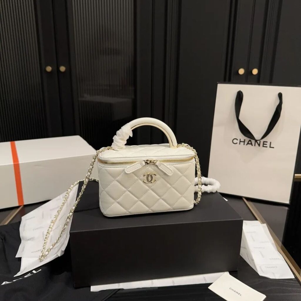 シャネル「Chanel」22A メタルハンドル ボックスバッグ