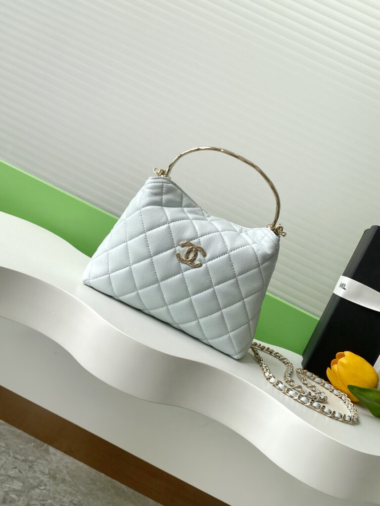 シャネル「Chanel」‌24B ハンドル付きランチボックスバッグ