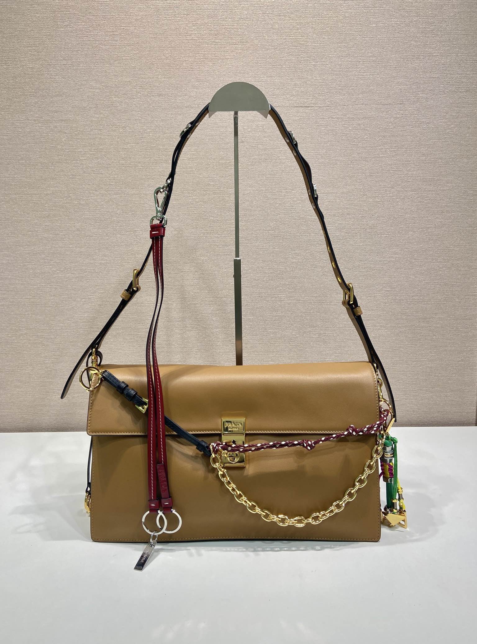 プラダ「Prada」Soft Sound ナッパレザーショルダーバッグ