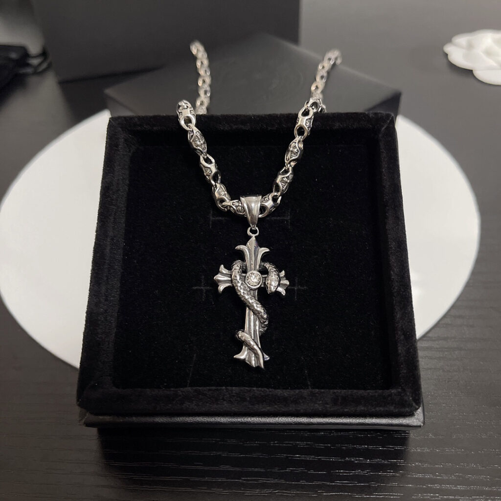 クロムハーツ「Chrome Hearts」のクラシックネックレス - 日常に上品なアクセントを添えるユニセックスモデル