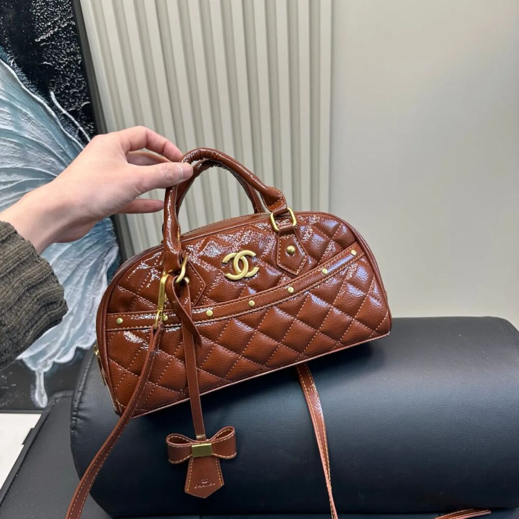 シャネル「Chanel」ボウリングバッグ ラミネートレザー ショルダーバッグ