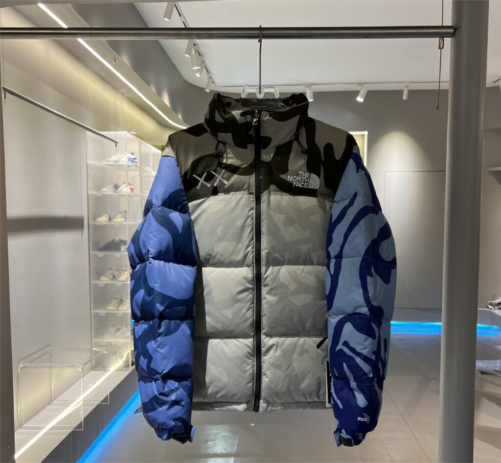 「コラボモデル」THE NORTH FACE × KAWS レトロ1996 ヌプツェ ジャケット