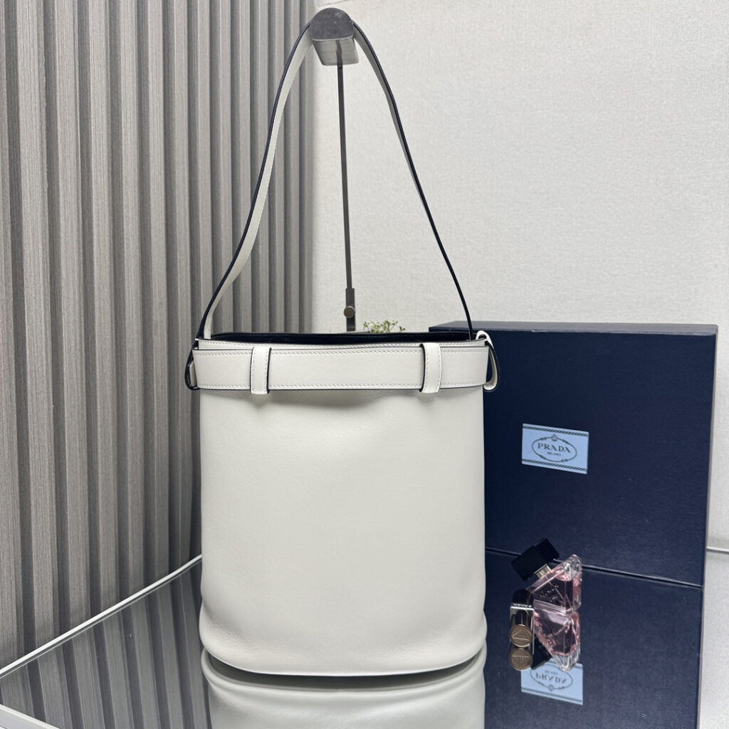 プラダ「Prada」バックル バケットバッグ レザー