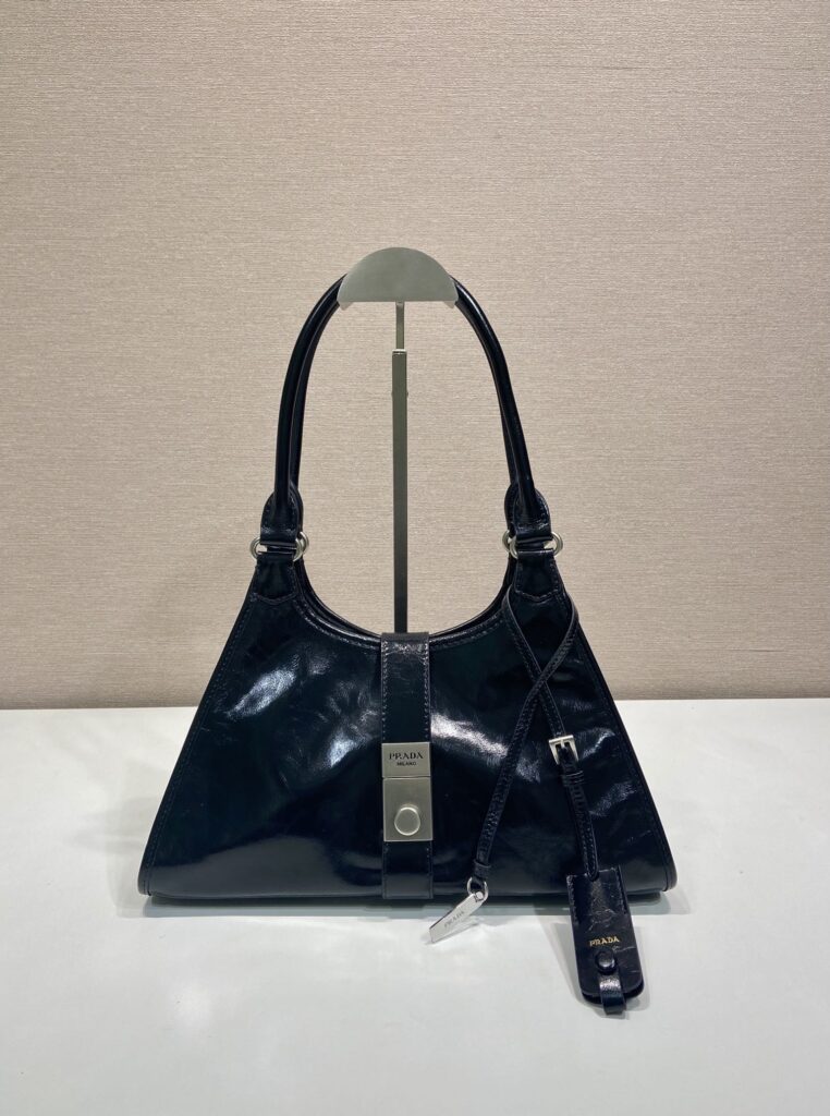 プラダ「Prada」レザーショルダーバッグ