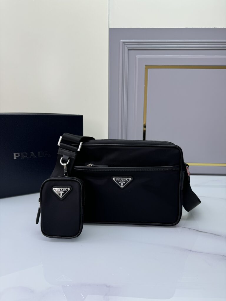プラダ「Prada」サフィアーノ レザー マルチポケット ショルダーバッグ