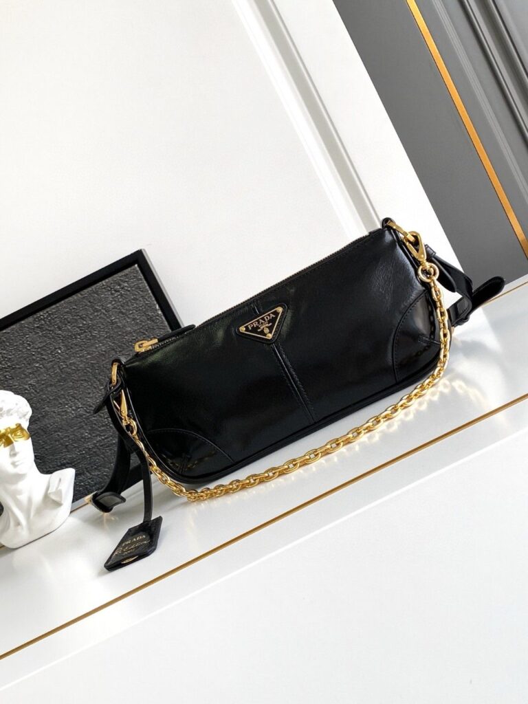 プラダ「Prada」ショルダーバッグ
