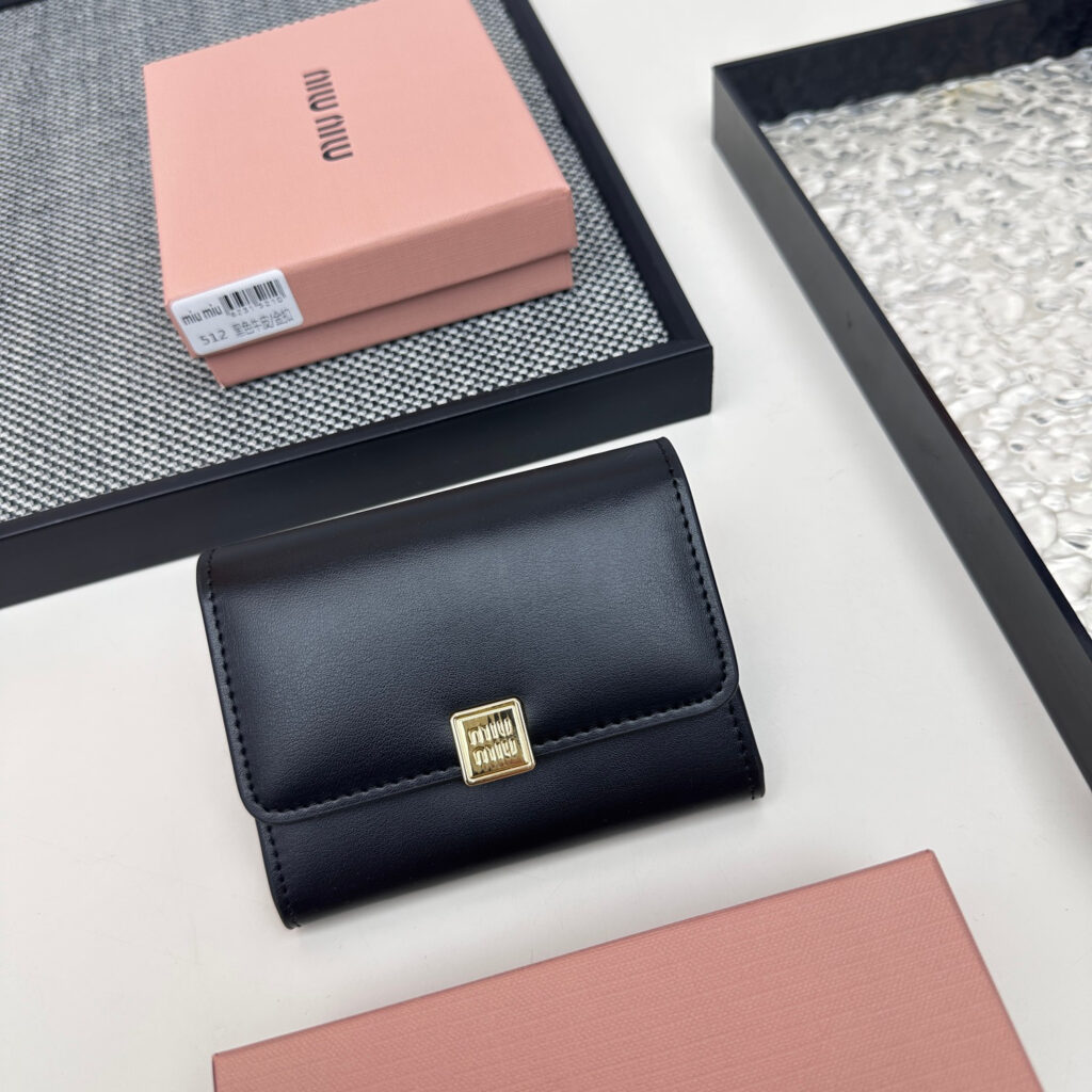 ミュウミュウ「Miu Miu」二つ折りスモールウォレット