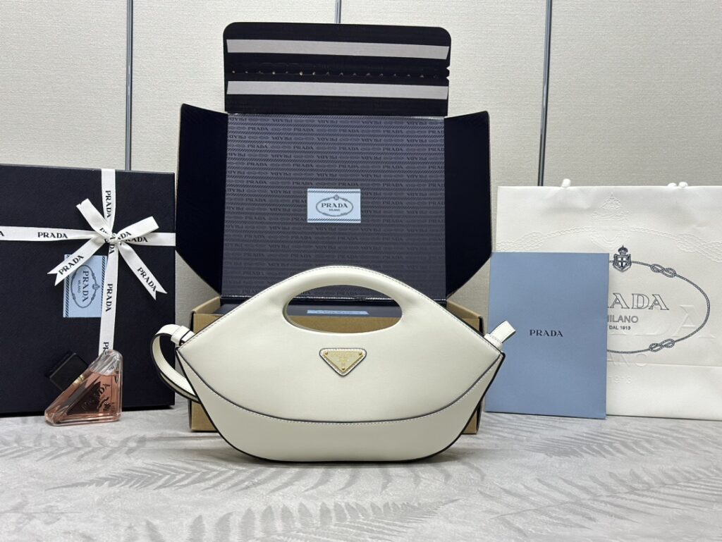プラダ「Prada」ドームシェイプ ショルダーバッグ