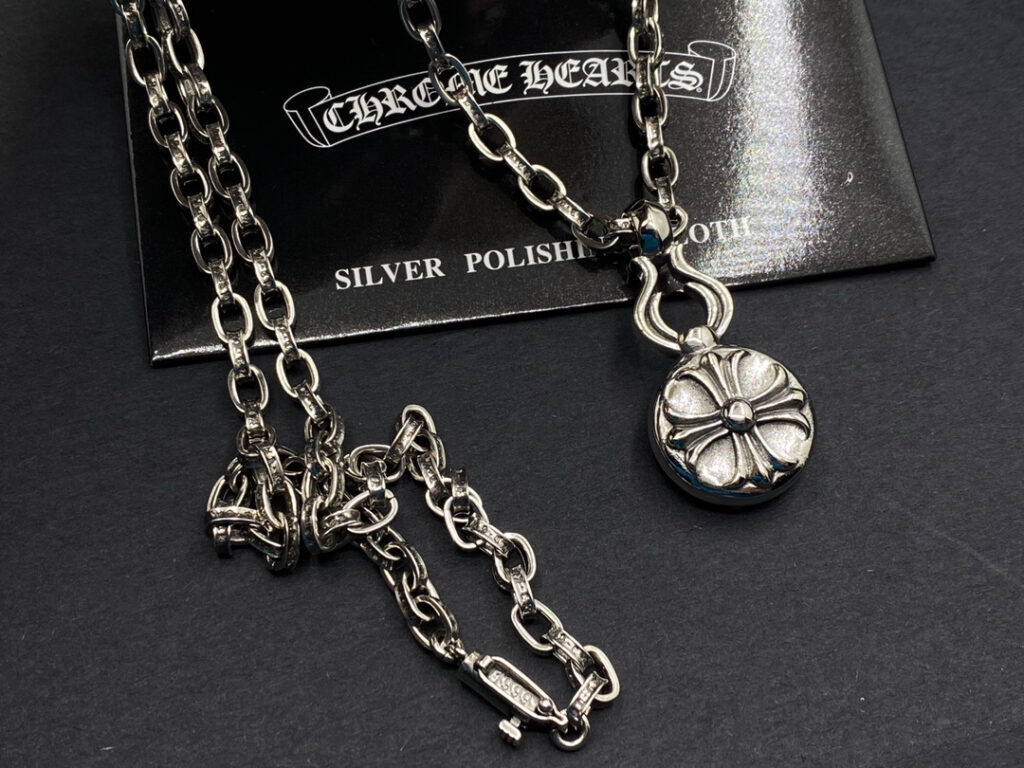 クロムハーツ「Chrome Hearts」のクラシックネックレス - 日常に上品なアクセントを添えるユニセックスモデル