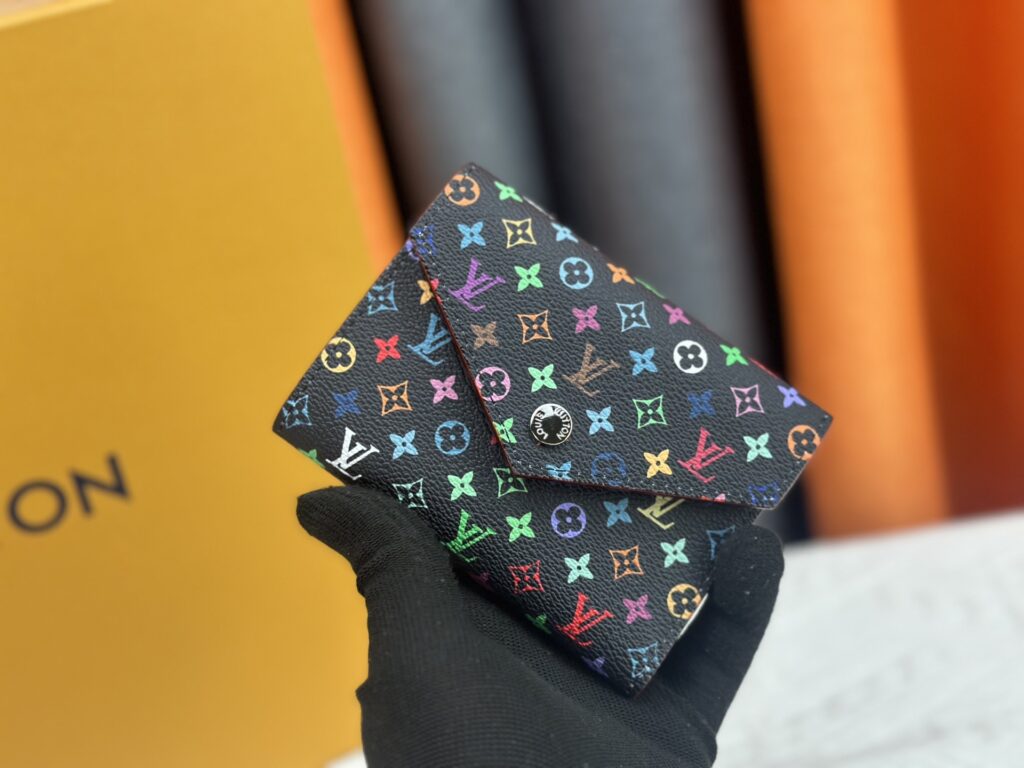 ルイ・ヴィトン「LV x TM」ポルトフォイユ・ヴィクトリーヌ ウォレット
