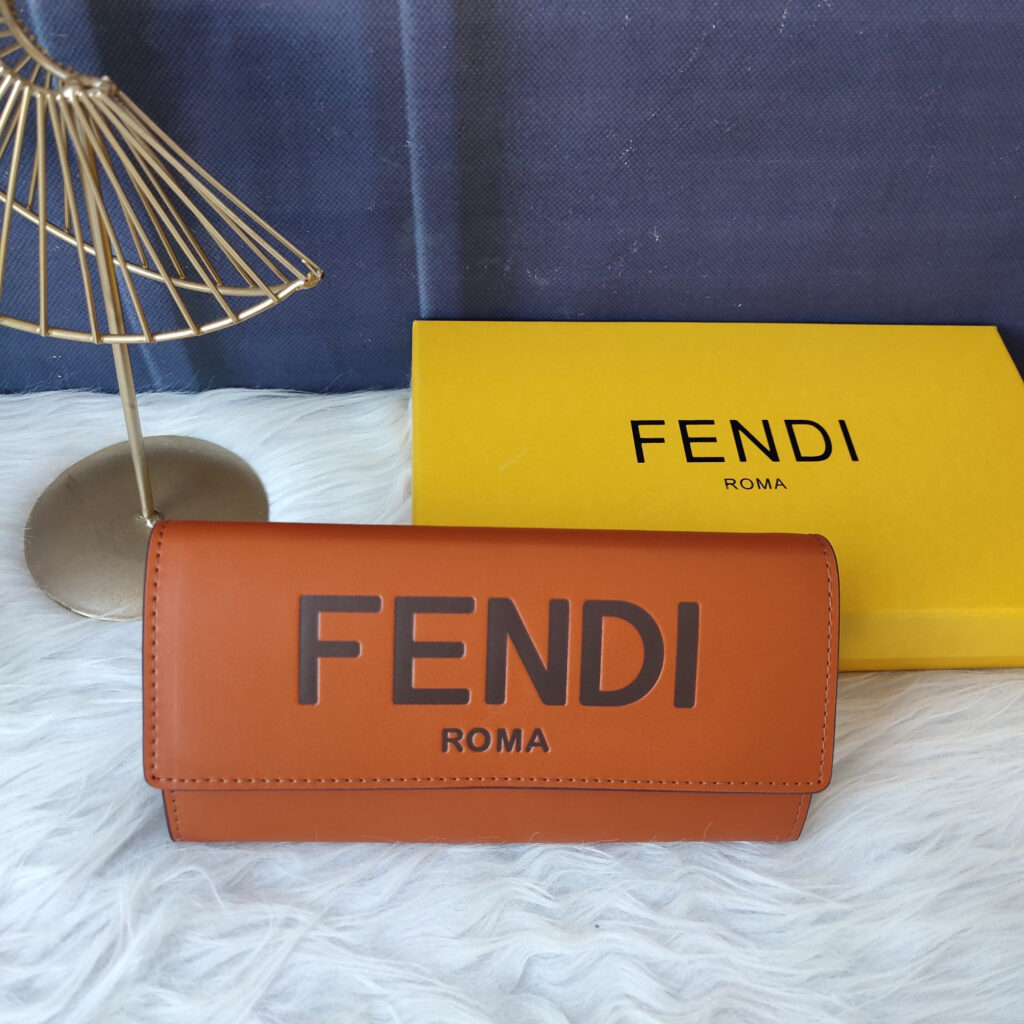 フェンディ「Fendi」高級エンボス牛革の大きな イタリア製財布