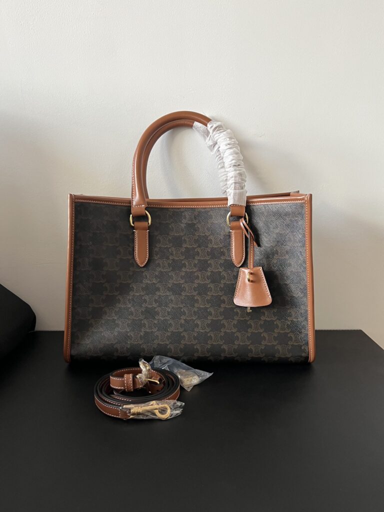 セリーヌ「Celine」TRIOMPHE モノグラム レザー トートバッグ