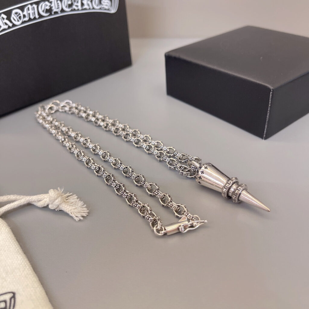 クロムハーツ「Chrome Hearts」のクラシックネックレス - 日常に上品なアクセントを添えるユニセックスモデル