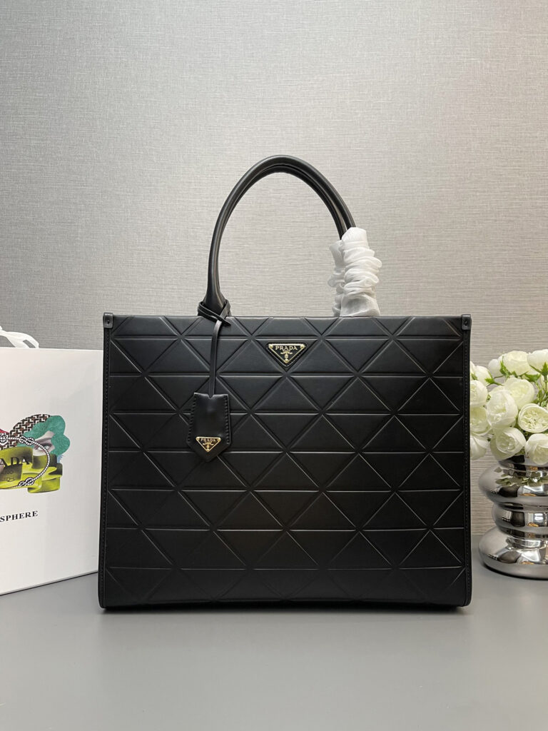 プラダ「Prada」トライアングルキルティング トートバッグ ラージトート