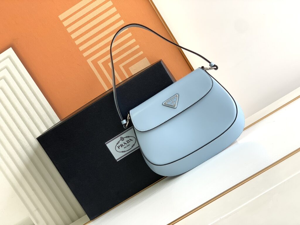 プラダ「Prada」ヴィンテージ インスパイアード アンダーアームバッグ スターダストブルー