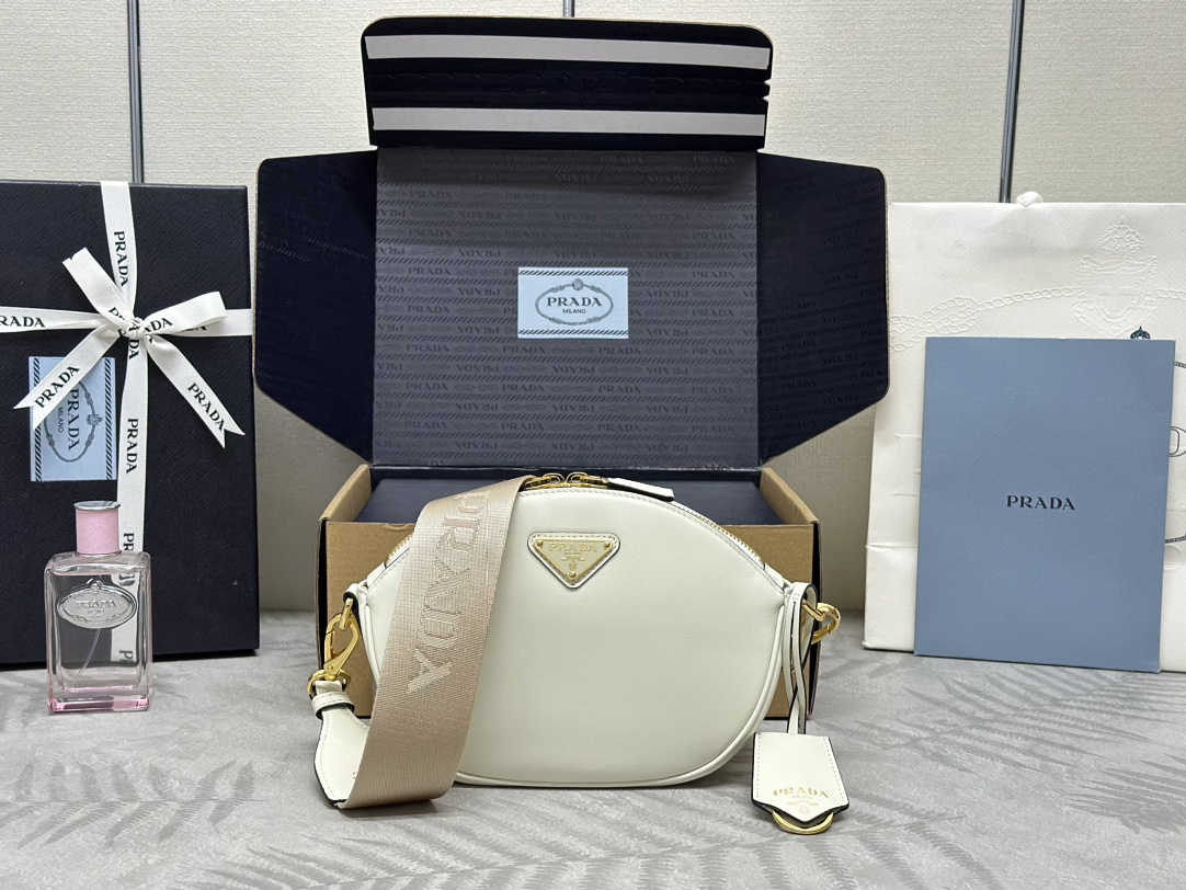 プラダ「Prada」スムースレザー クロスボディバッグ