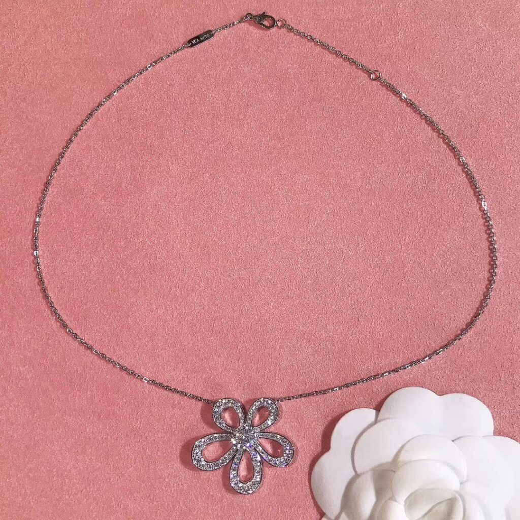 ヴァン クリーフ&アーペル「Van Cleef & Arpels」クラシックな花の大きな花贅沢なドリルネックレス22cm