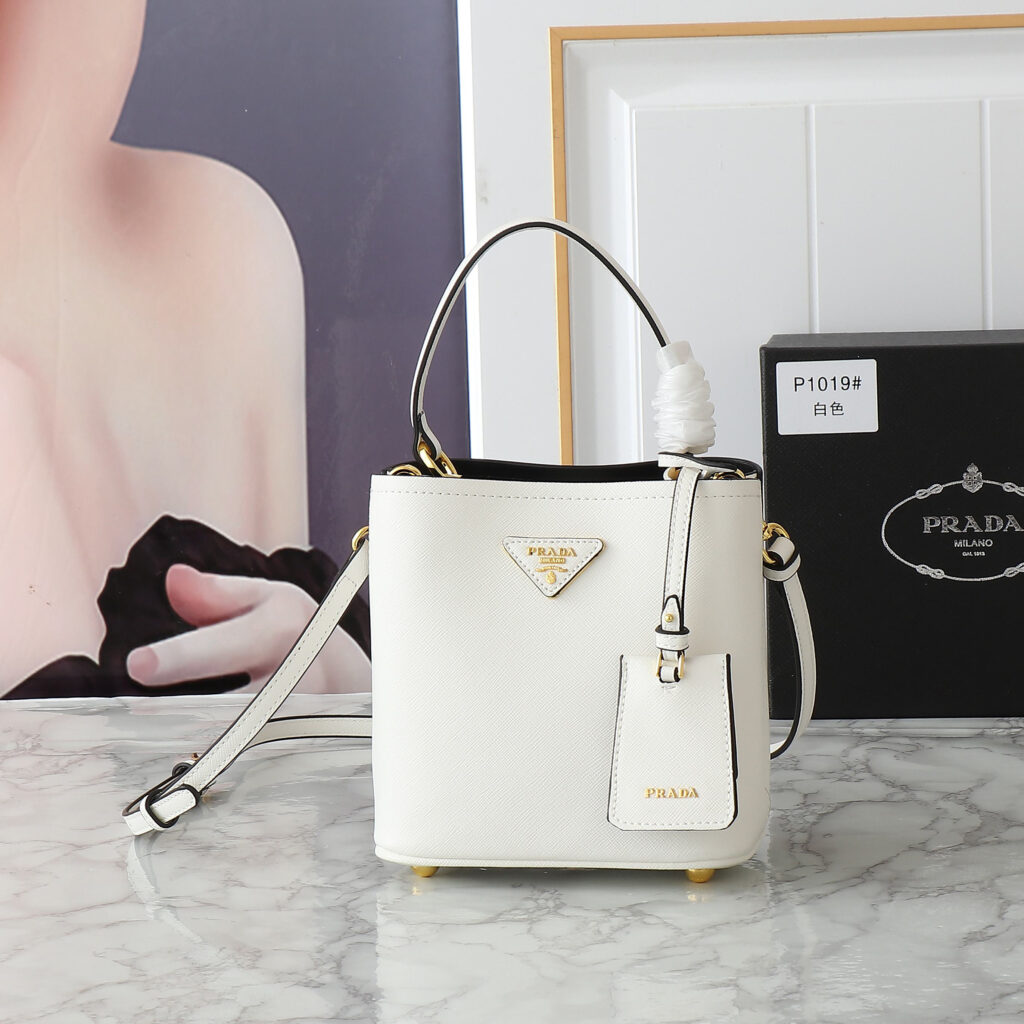 プラダ パニエ サフィアーノレザー ミニバッグ「Panier Saffiano」