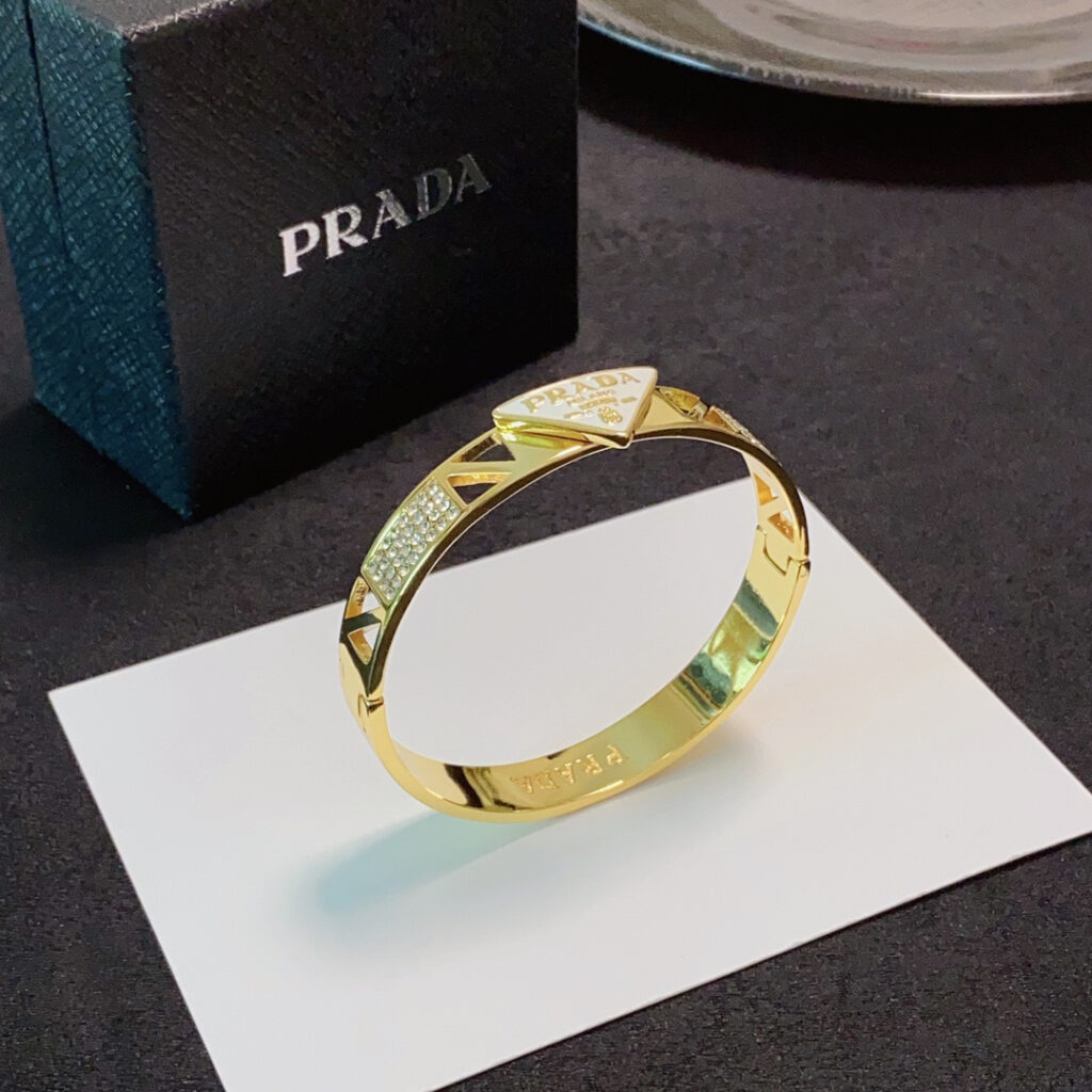 プラダ「Prada」プラダ ブラック＆ホワイト トライアングル ダイヤモンド ブレスレット