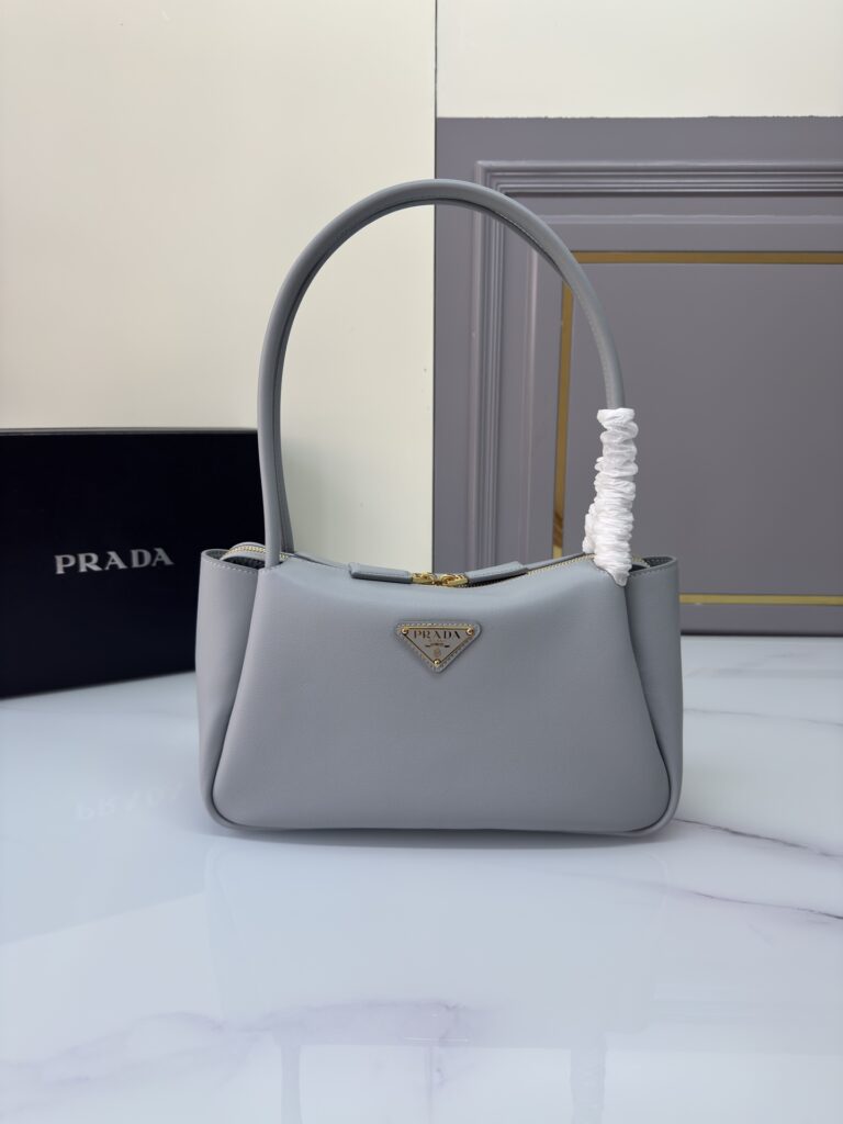プラダ「Prada」ナッパレザーショルダーバッグ
