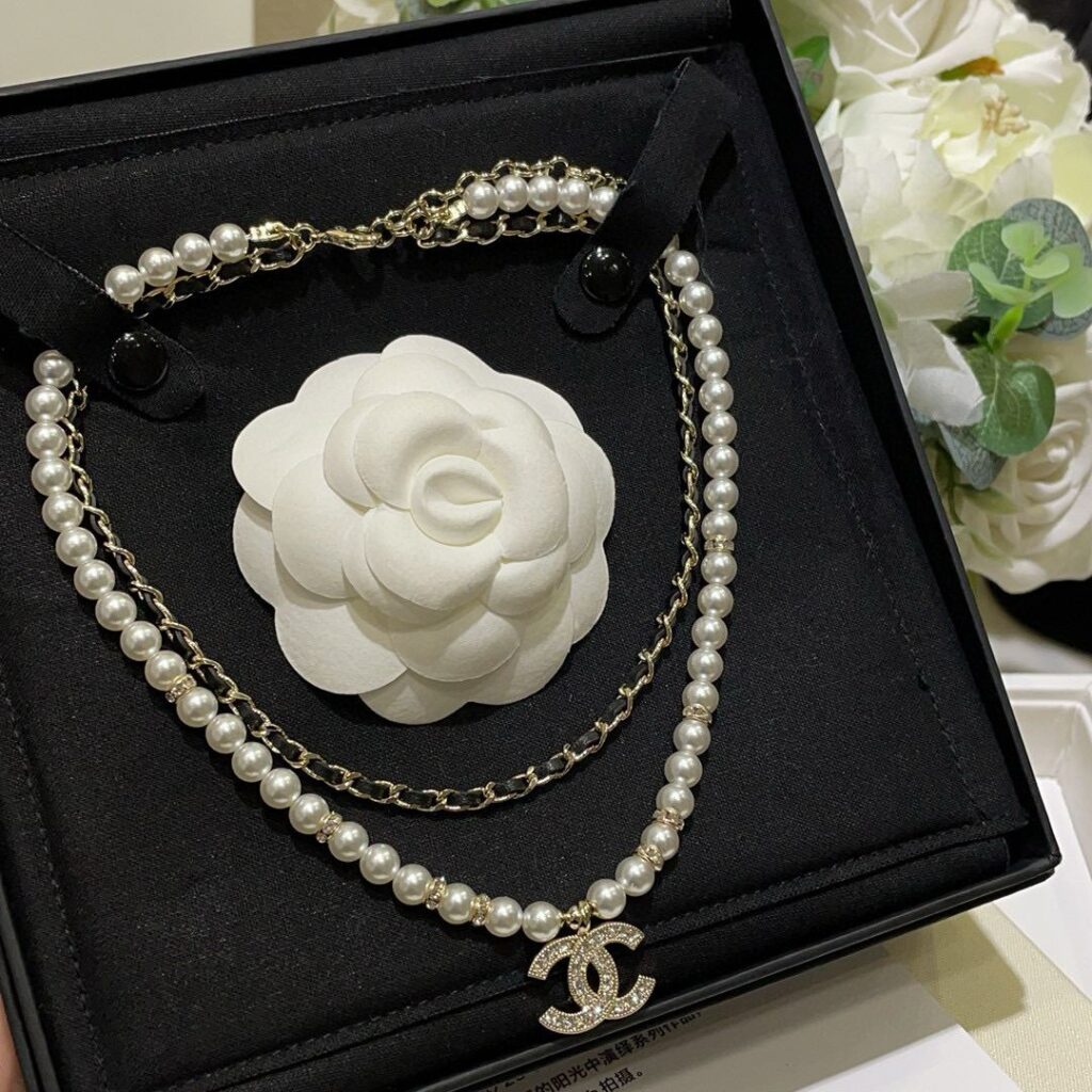 シャネル「Chanel」24A ダブルC フルダイヤ ピアスド レザー チェーン パール ネックレス