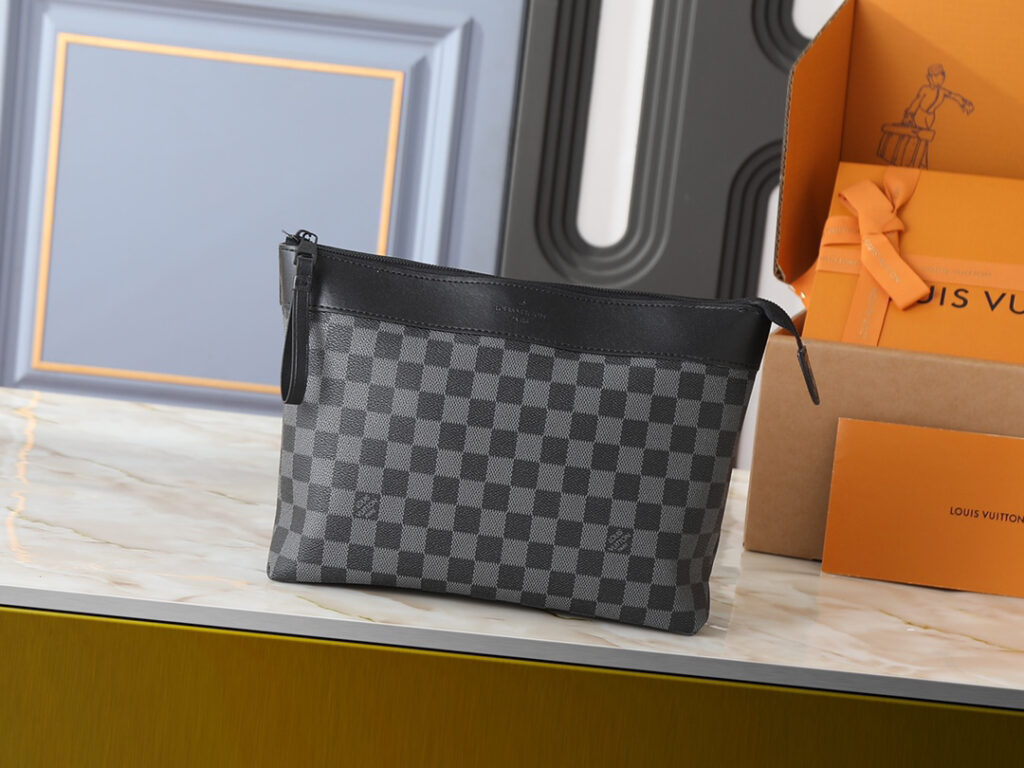 ルイ・ヴィトン「Louis Vuitton」ポシェット･ヴォワヤージュ スープル