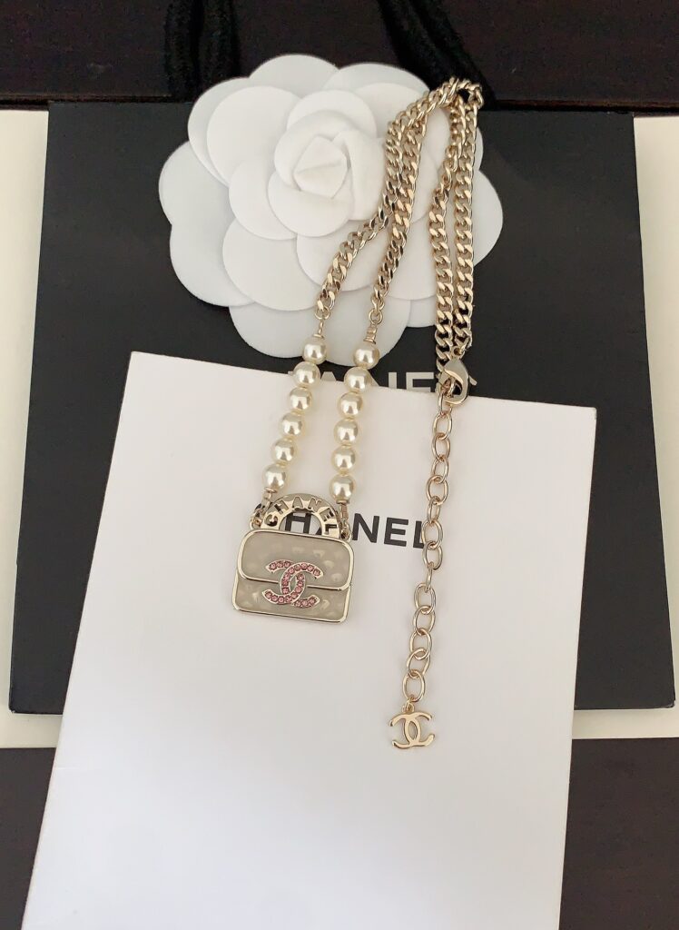シャネル「Chanel」ホワイトバッグモチーフパールネックレス