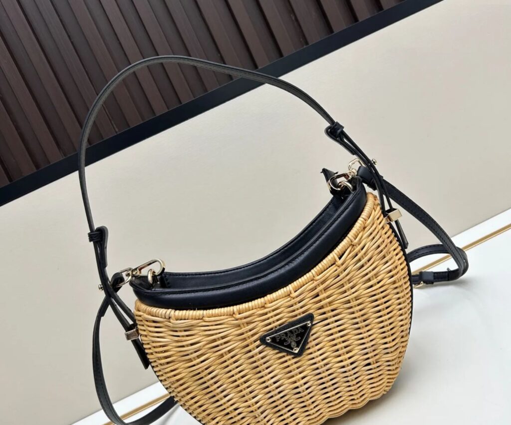 プラダ「Prada」ブレイド ラフィア ミニバッグ