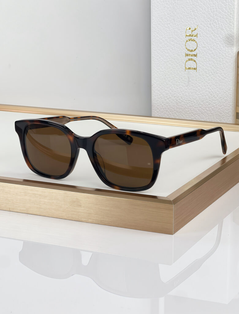 【注目新入荷】Dior フランス仕立てサングラス「ドライブ最適」