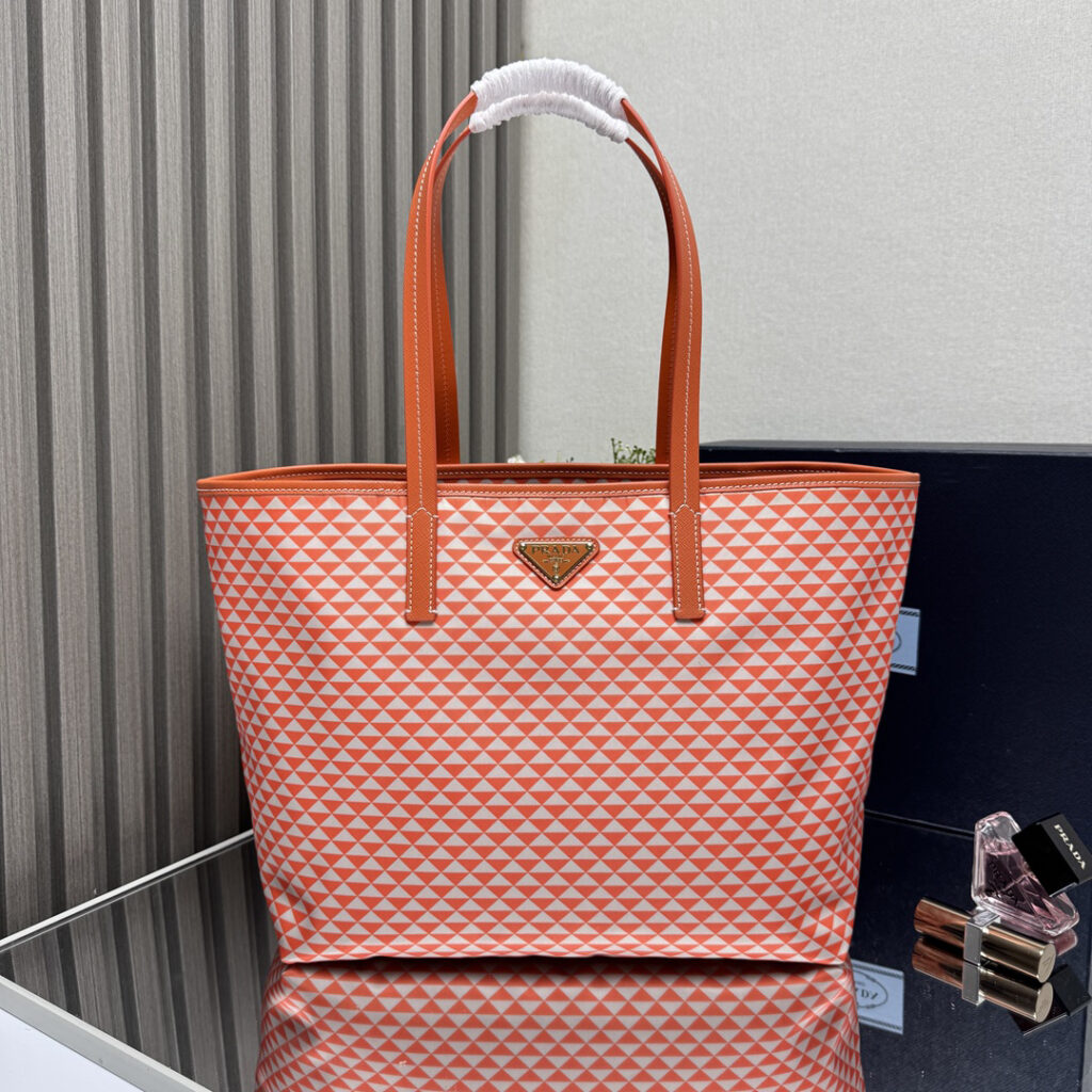 プラダ「Prada」Tessuto Triangulum トートバッグ 新作