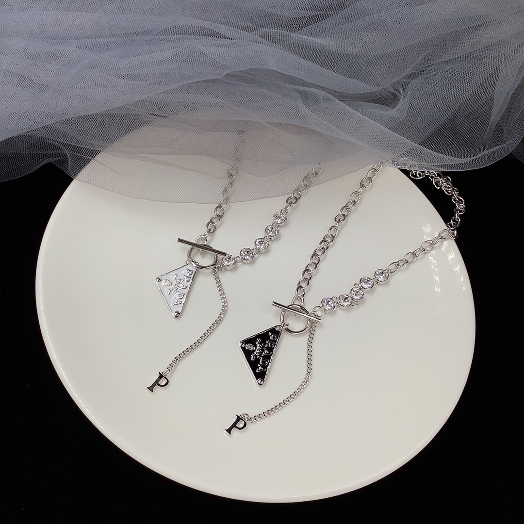 プラダ「Prada」 Symbole シルバーネックレスの商品掲載写真1（SKU ISETAPRO-25803785）