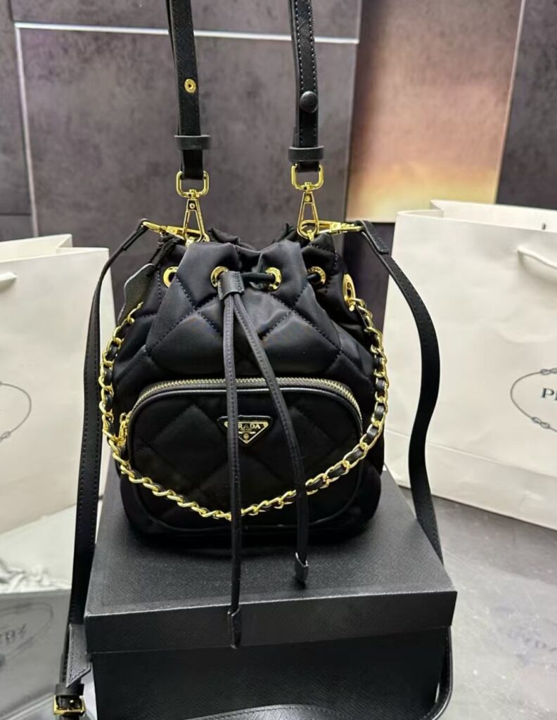 プラダ「Prada」 アクアブロック バケットバッグ