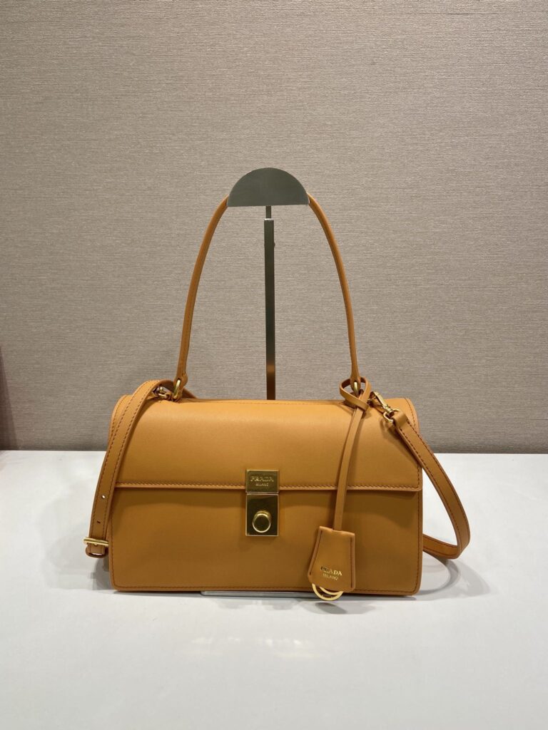 プラダ「Prada」レザーショルダーバッグ