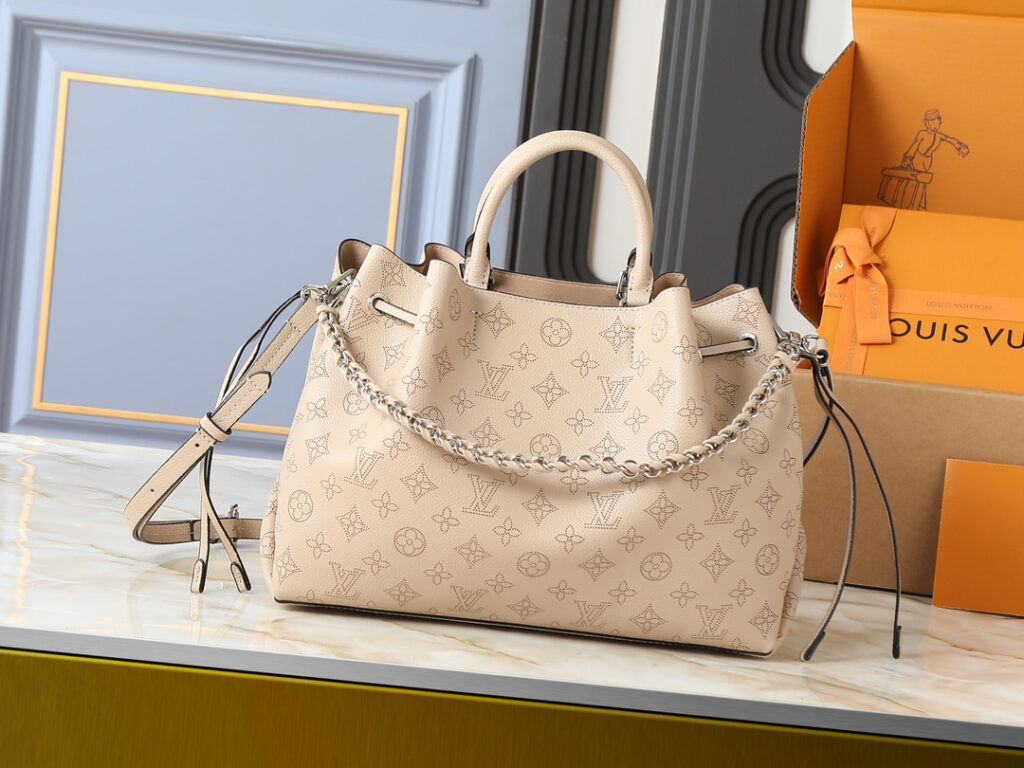 ルイ・ヴィトン ベラ･トート マヒナ子牛革「Bella Tote」
