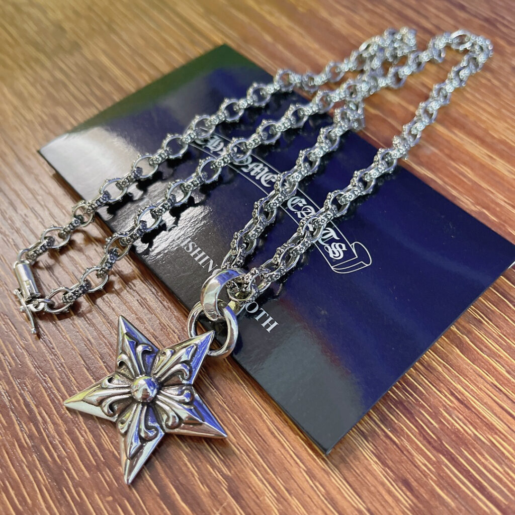 クロムハーツ「Chrome Hearts」のクラシックネックレス - 日常に上品なアクセントを添えるユニセックスモデル
