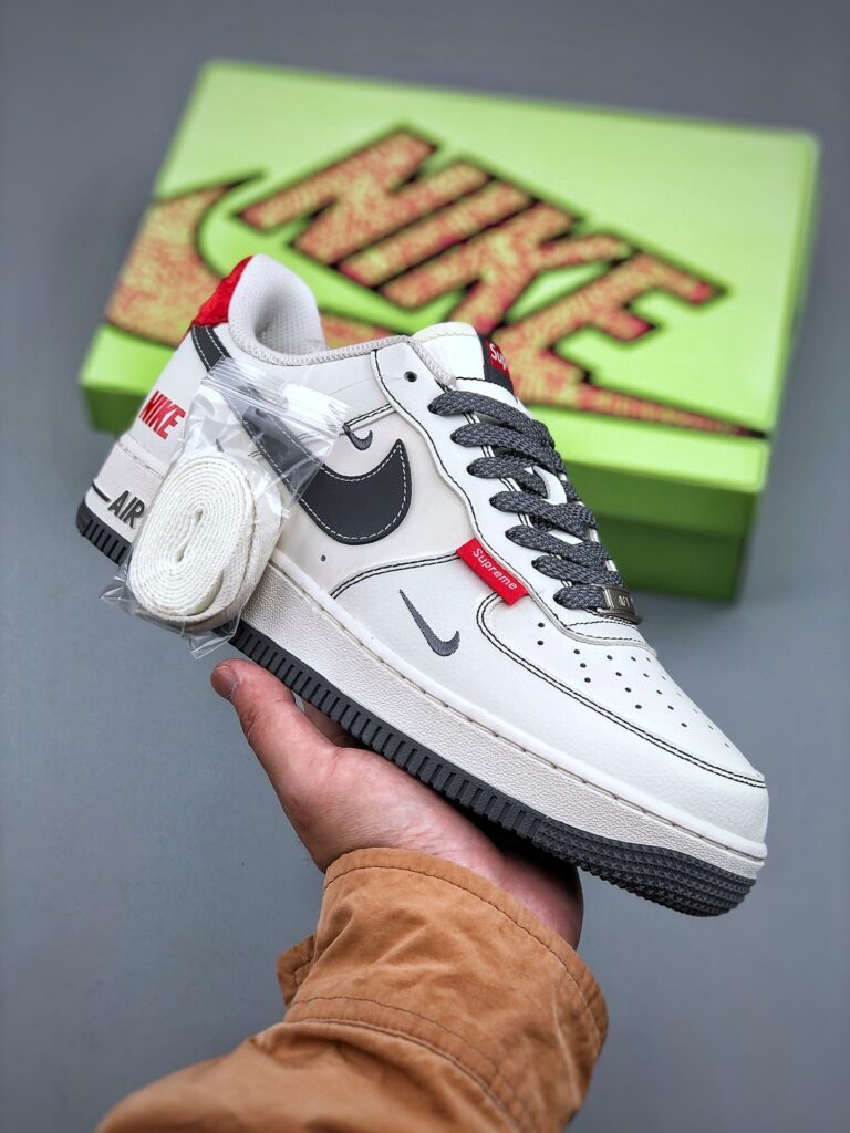 ナイキ エア フォース 1 トレンドスニーカー「Supreme 限定コラボモデル」
