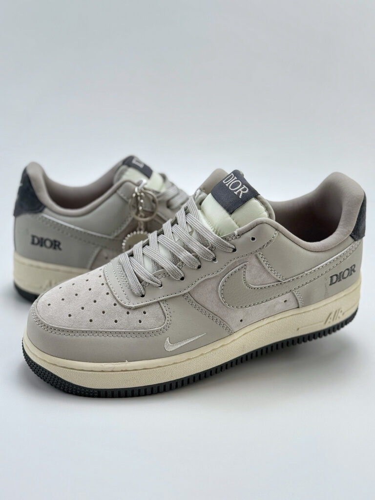 「コラボモデル」Dior x Nikeグレーホワイト スモールスウッシュ スニーカー