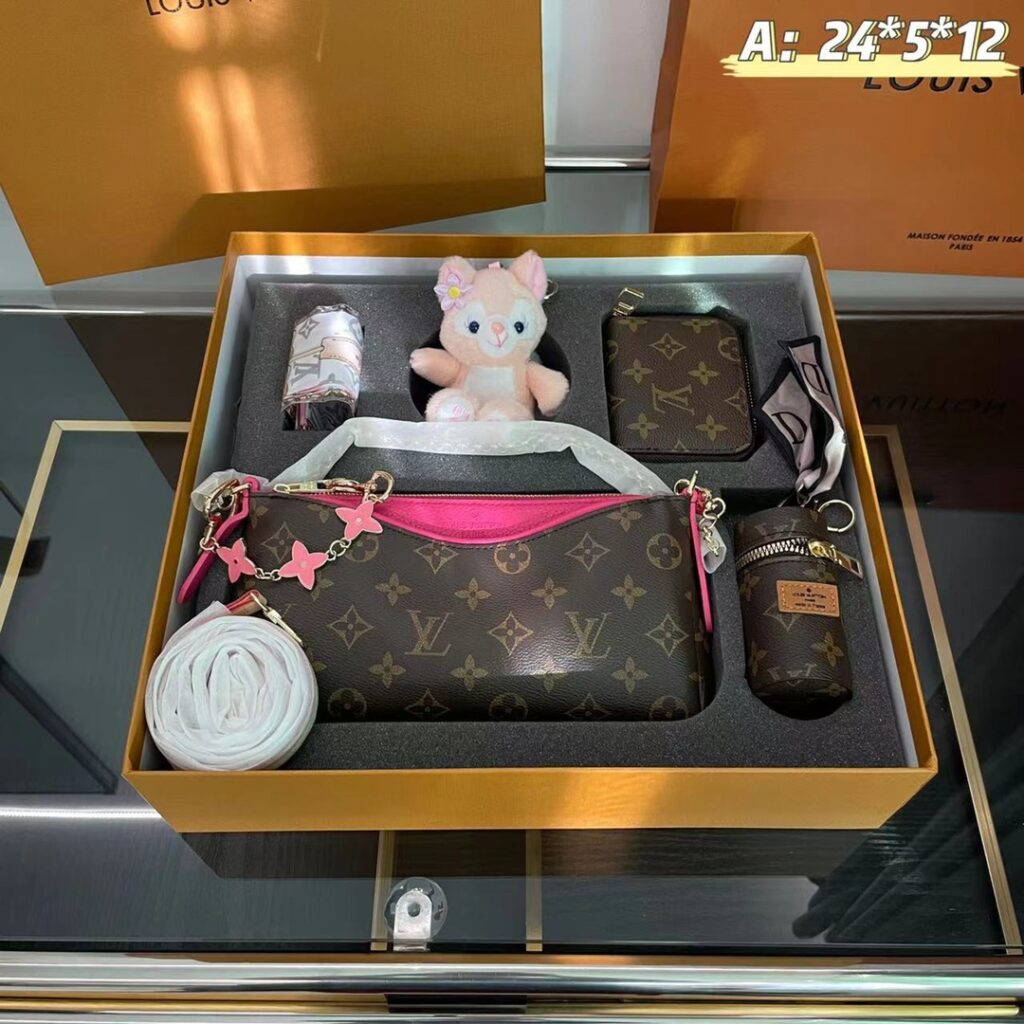 「ルイ・ヴィトン」Louis Vuitton モノグラムポーチ＋ドール＋チャーム ギフトセット 限定セール 大人気販売中