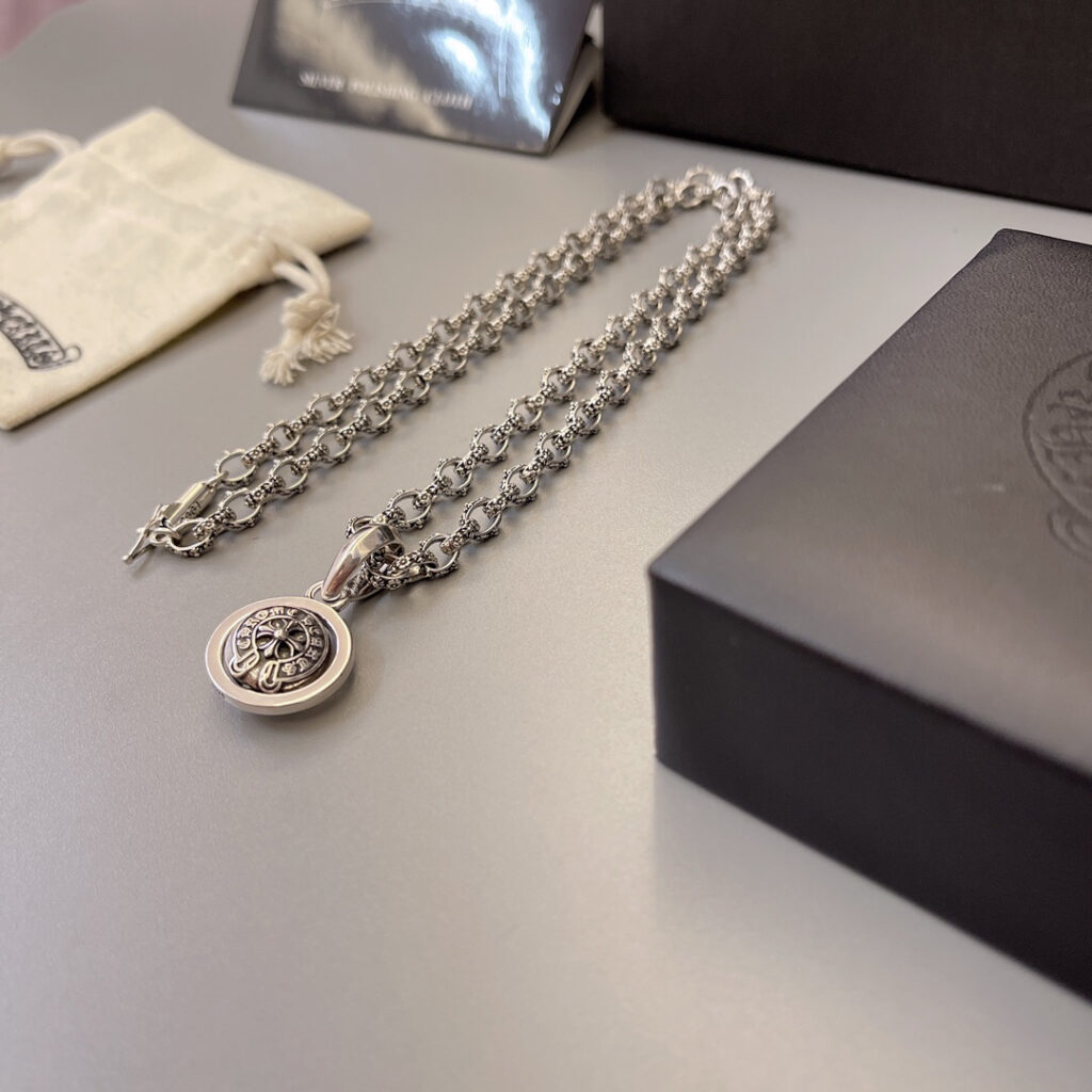 クロムハーツ「Chrome Hearts」のクラシックネックレス - 日常に上品なアクセントを添えるユニセックスモデル
