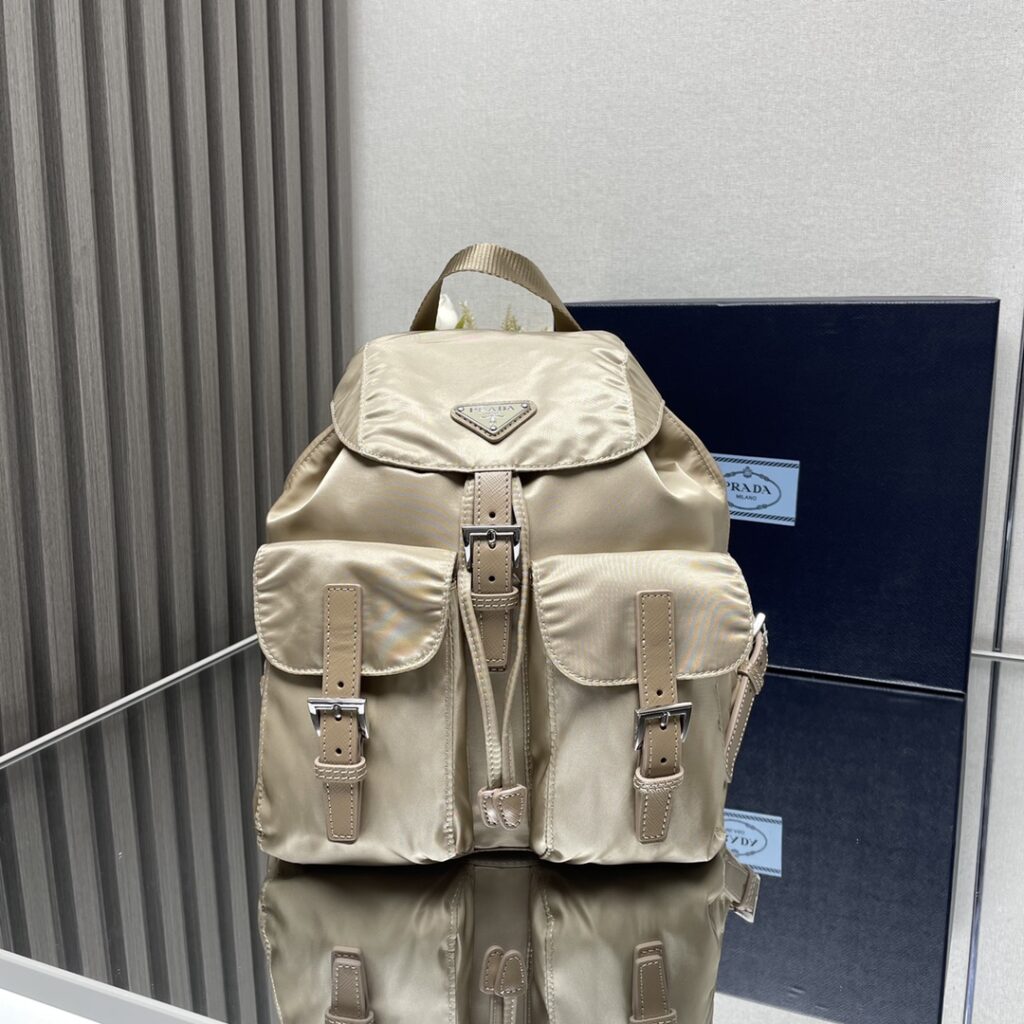 プラダ「Prada」スモールバックパック