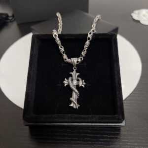 クロムハーツ「Chrome Hearts」のクラシックネックレス - 日常に上品なアクセントを添えるユニセックスモデル