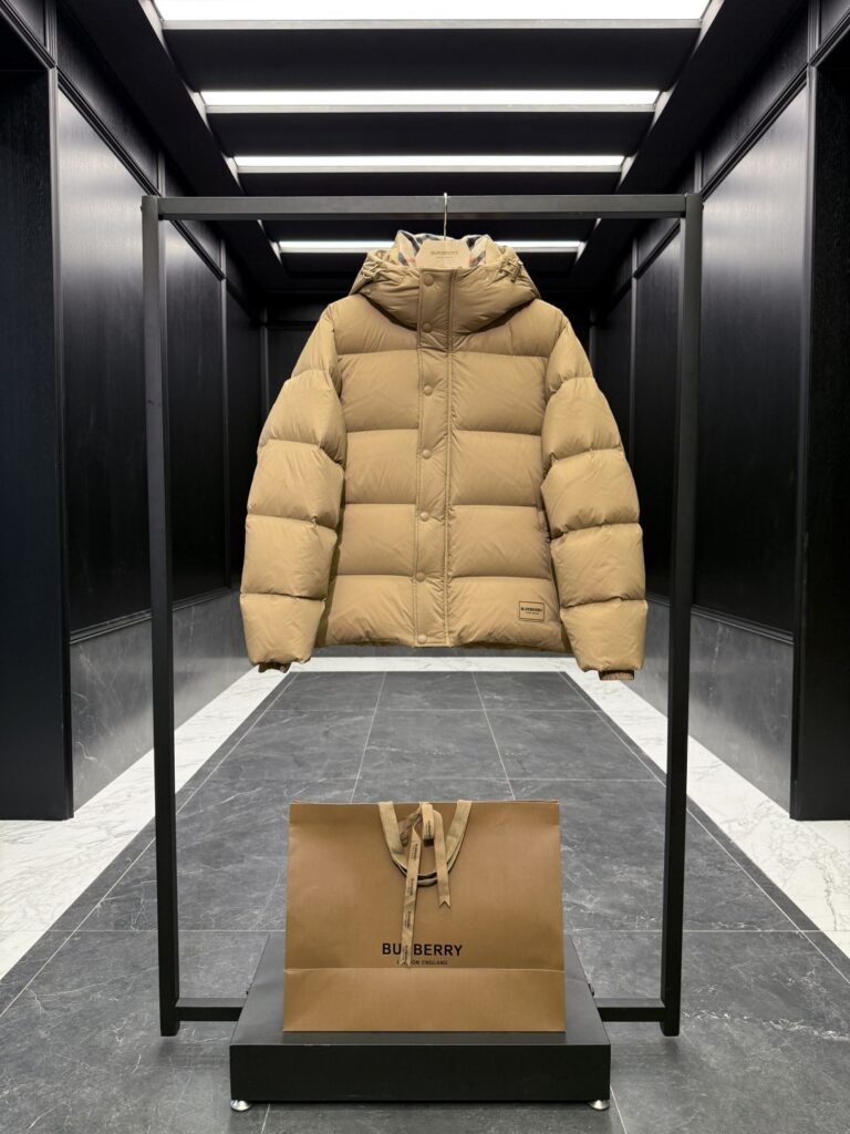 バーバリー「Burberry」クラシックウールチェックカラーナイロンダウンジャケット