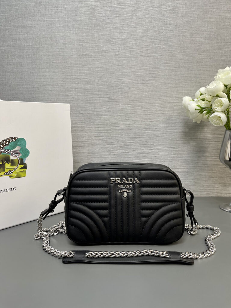 プラダ「Prada」エンブロイダリー カメラバッグ ショルダーバッグ