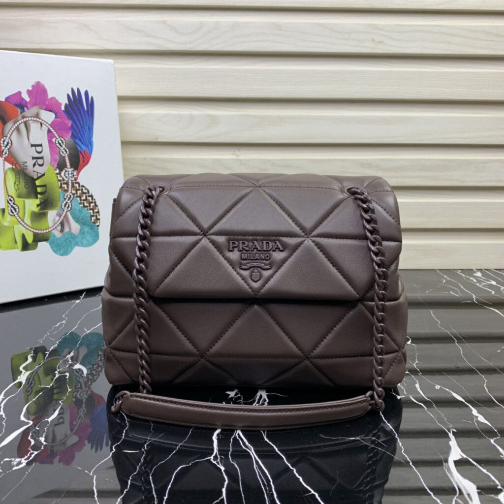 プラダ「Prada」レザー ショルダーバッグ レディース ミディアムバッグ