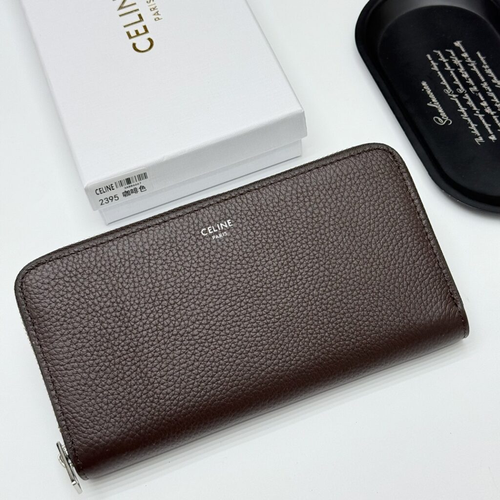 セリーヌ「Celine」TRIOMPHE CUIR ラージジップウォレット