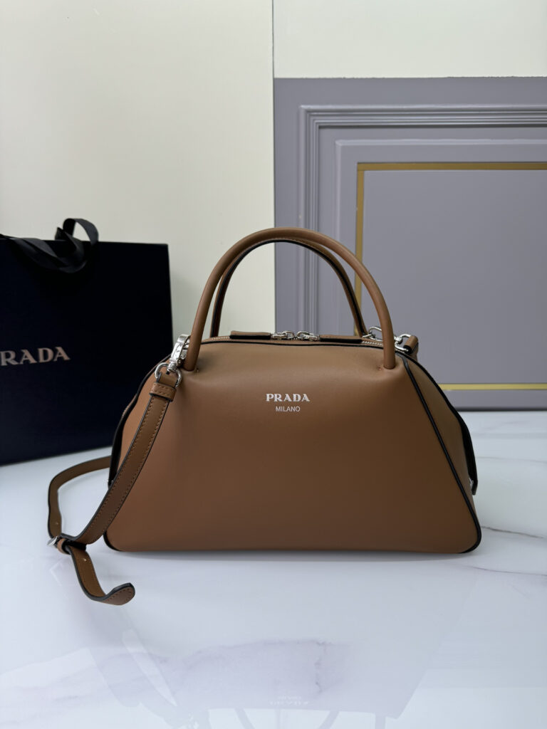 プラダ「Prada」ランウェイコレクションショルダーバッグ