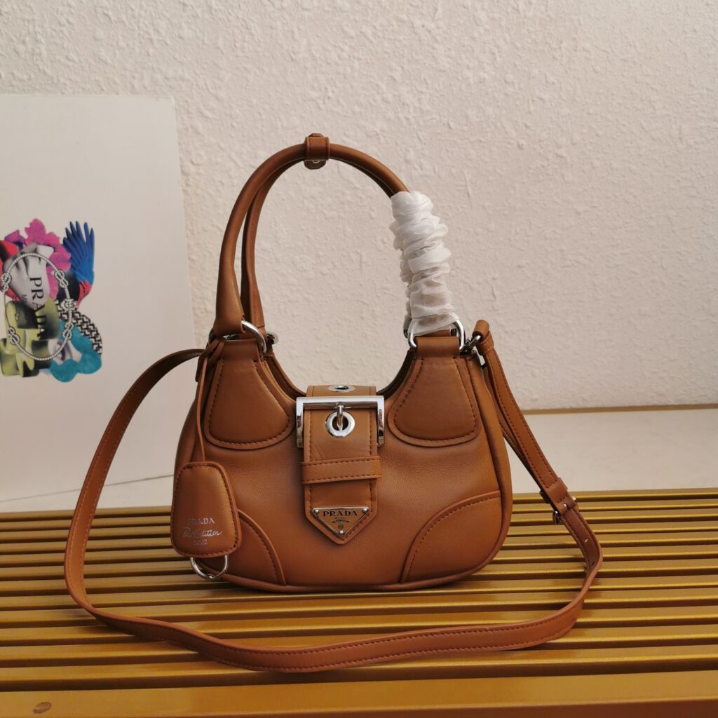 プラダ「Prada」Moon Bag レザー アンダーアームバッグ